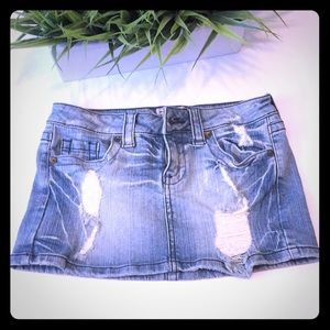 Sneak peak denim skirt - 🔥